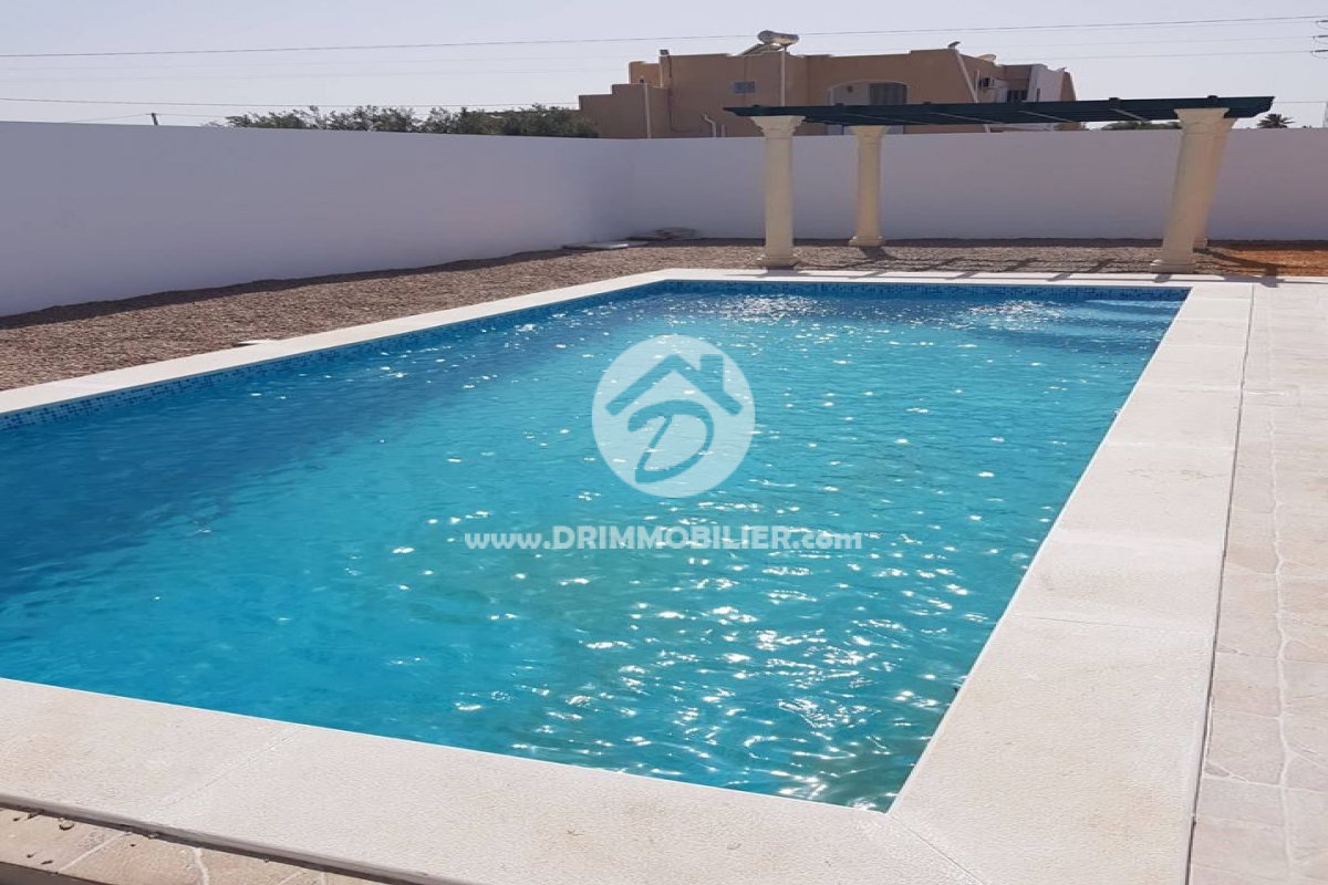 Réception : Piscine Gecheine -                            Sale
                           Notre Chantiers Djerba